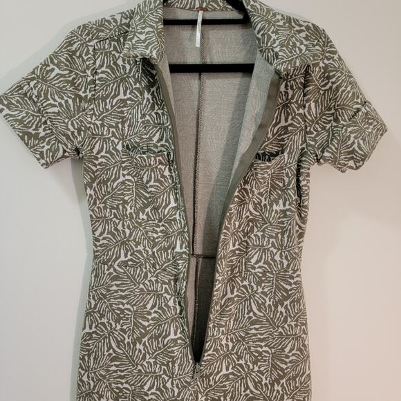 Free People Ellie Zip Front Palm Print Jumpsuit in Color Moss Size Small - Picture 7 of 12